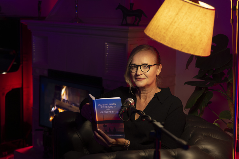 Brigitte Kronwitter mit ihrem Buch Begegnungen mit Geistern und Grenzbeamten